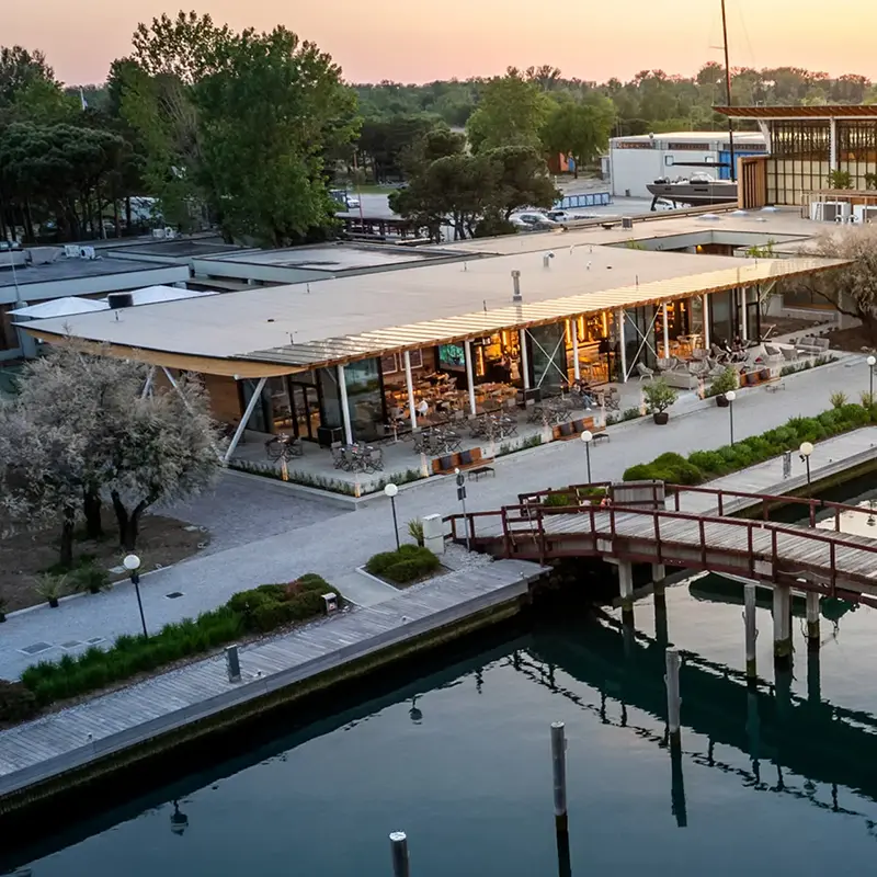 Il bar ristorante del Marina visto dall'alto, con i tavoli all'aperto affacciati sulla darsena